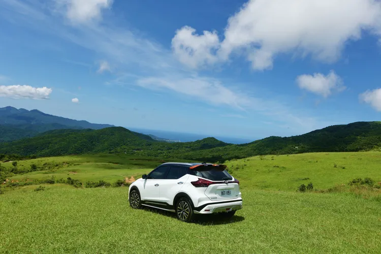 位處新北市貢寮區與宜蘭縣的交界，充滿綠意的層層山坡與那染上漸層白的藍背景，果然有效洗淨被城市塵世禁錮已久的靈魂。翁玉信攝