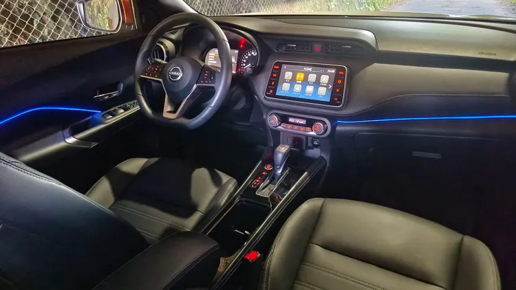 KICKS「煥彩光耀版」專屬的環艙炫彩氣氛燈，不僅帶來更優異的夜間乘車氛圍，也可依個人喜好調控燈光大小及七種色澤變換。翁玉信攝