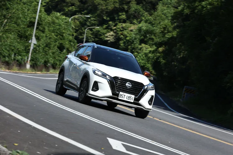 台2丙這條連接基隆市與新北市平溪、雙溪以及貢寮的公路，沿路除了可欣賞壯闊的山景，路面開闊的蜿蜒道路更能偶爾體驗駕馭樂趣。翁玉信攝