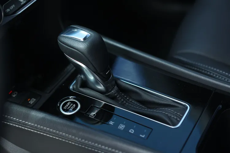 小改款KICKS採用電子手煞車後，中央鞍座得以從前方向後延伸連成一氣，不僅成就了大而好用的置杯架，也一併帶來中央扶手及收納空間。翁玉信攝