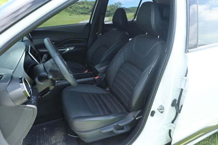 全車配置NISSAN招牌的「3D超體感紓壓皮椅」，主要是透過泡棉的設定，帶來猶如沙發般的乘坐效果。翁玉信攝