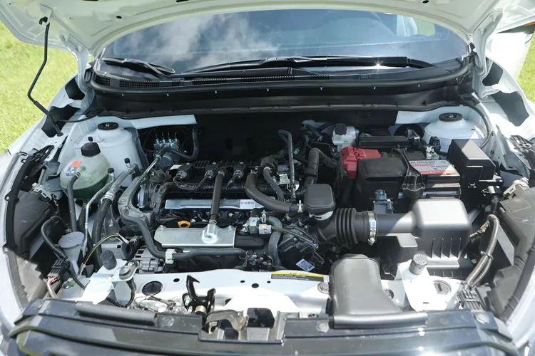 代號HR16DE的1.6升自然進氣引擎，導入了雙汽門正時控制系統及來自於GT-R的鏡面熔射缸孔技術，可輸出最大馬力135ps/6300rpm與最大扭力16.7kgm/4000rpm的表現。翁玉信攝