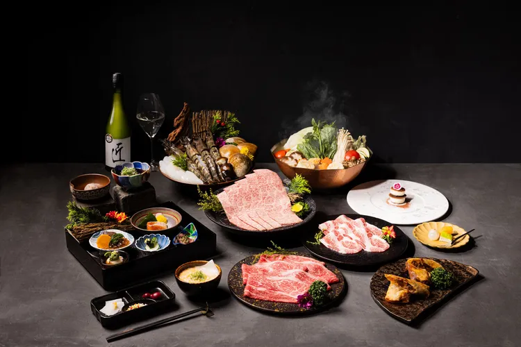 日本白金和牛與西班牙伊比利豬組成的金月四人豪華海陸套餐。業者提供