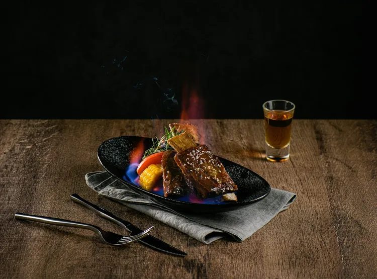 平日到「陶板屋」內用2客套餐，和爸爸拍照打卡成功，即贈「威士忌牛肋」1份。業者提供