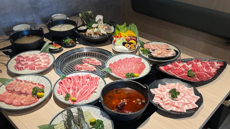 築間台中中科店推出14款湯底29款主餐17款烤物，50種蔬食吧飲料、冰品吃到飽。業者提供