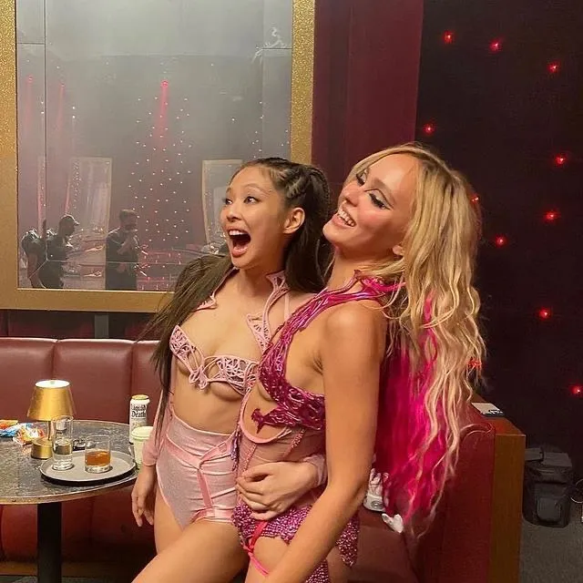 Jennie這套Nusi Quero造型，火辣尺度在網路上掀起兩極評價。翻攝nusiquero IG