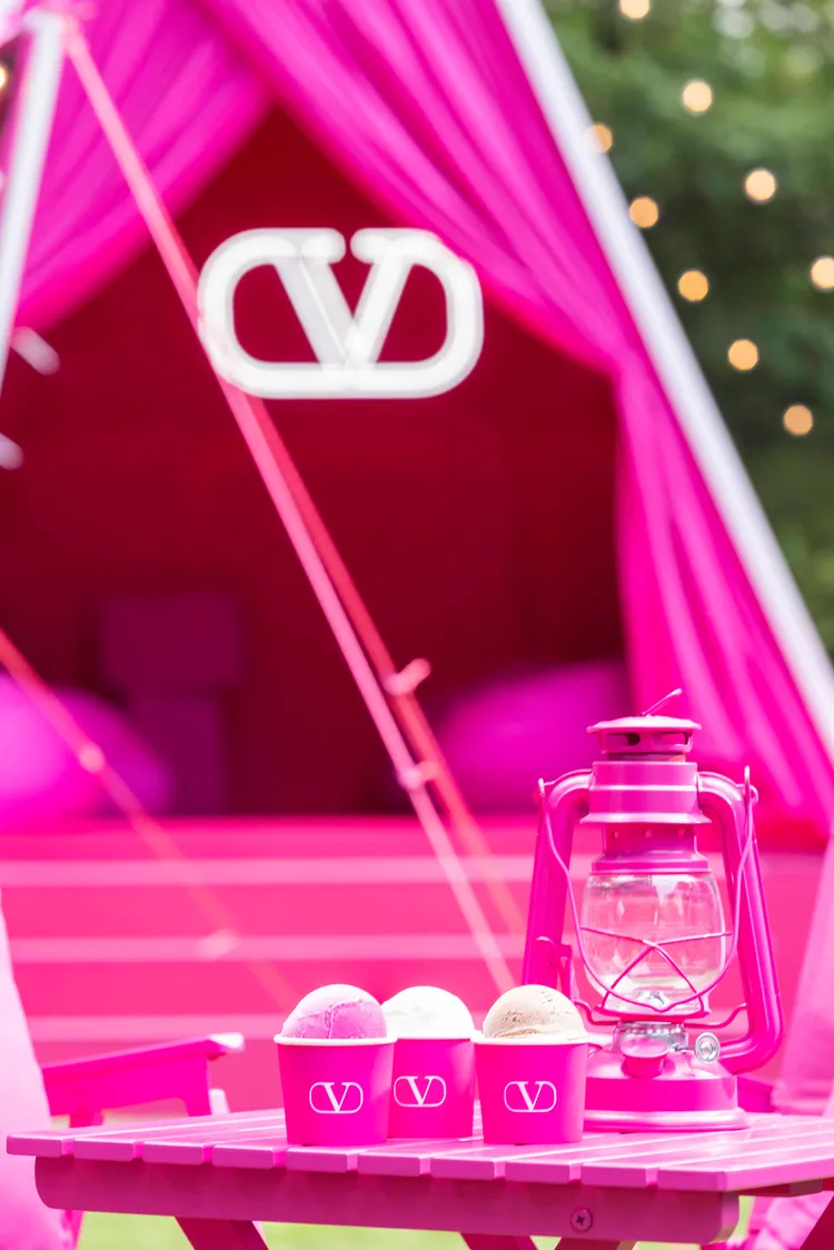 義大利精品VALENTINO以標誌性PINK PP色調結合時下盛行的Outdoor戶外風，打造出特色十足的《V風粉夏PINK PP限定城市野營》裝置。品牌提供