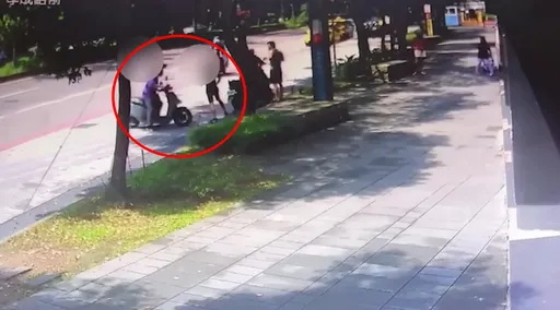騎士違停蓋車牌躲檢舉 見正義哥拍照竟在人行道騎車衝撞