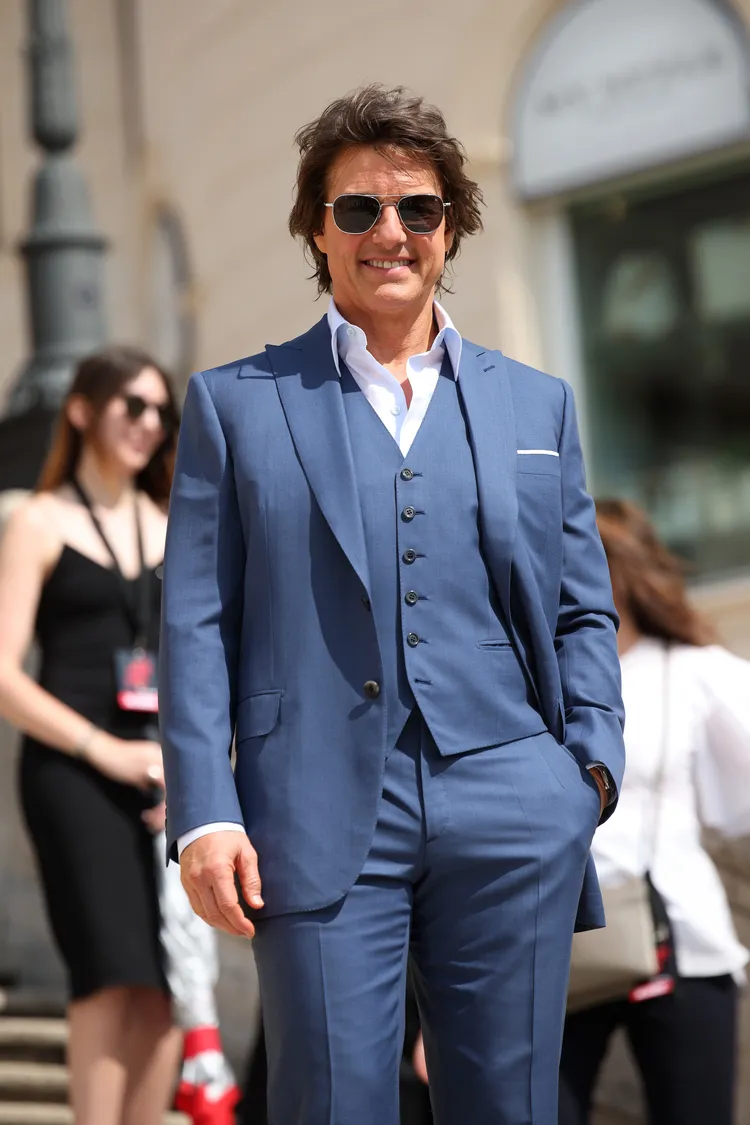 阿湯哥穿著帥氣藍色西裝，一出場就迷倒眾人。派拉蒙影業提供