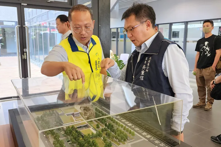 3.八里區長林俊宏向北投區長吳重信說明廳舍空間、停車場管理等規畫。公所提供