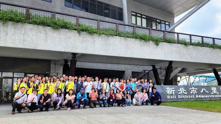 台北市北投區公所誇區到八里公所學習淨零與綠建築經驗。公所提供

