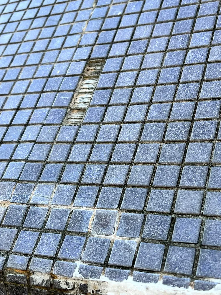 北流外牆磁磚剝落。翻攝我是崴爺臉書