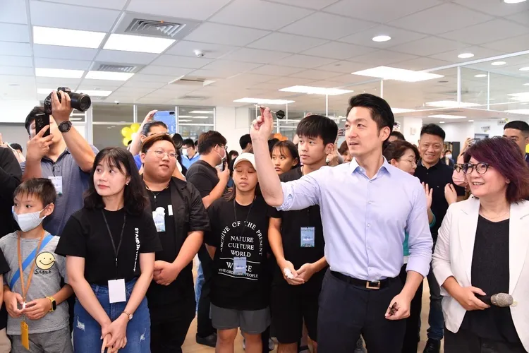 蔣萬安上午出席建成綜合大樓落成典禮受訪回應北流外牆。北市府提供