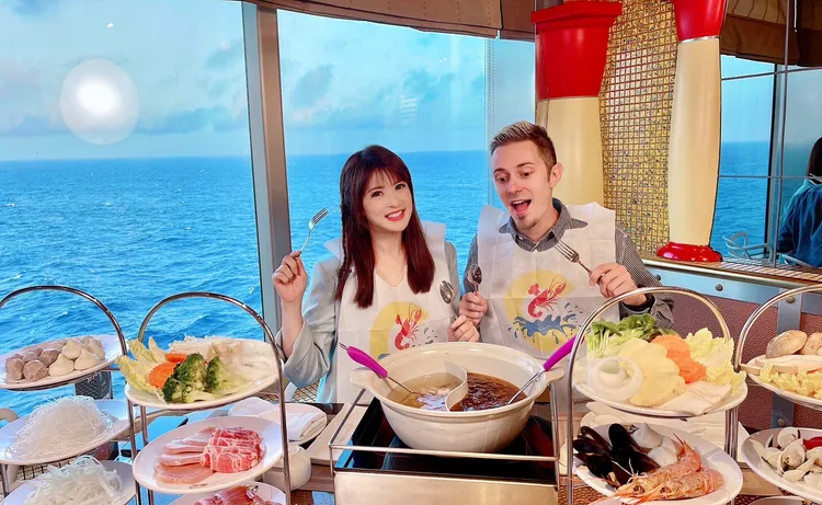 陳海茵（左）和元元一同搭擋主持。XinMedia