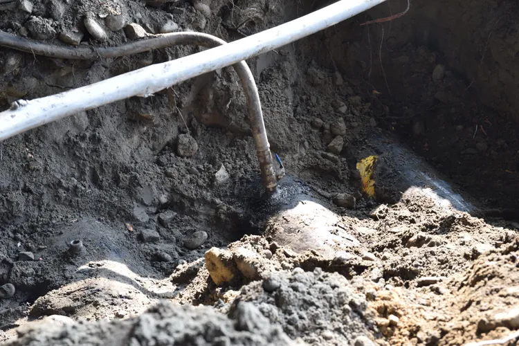 台中檢警循線發現竊嫌在油管開洞後焊接閥門。警方提供