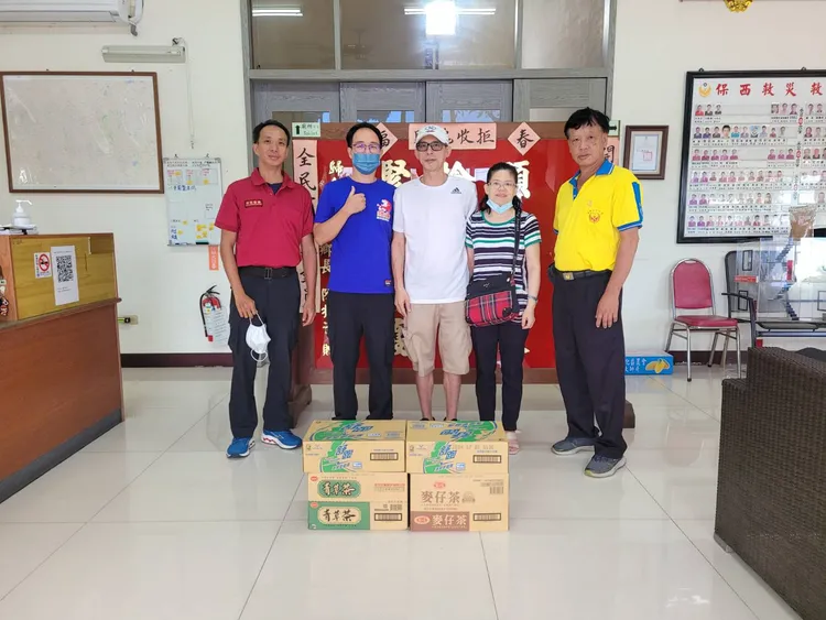 林先生(中)至保西分隊，感謝當時全力搶救出勤人員。翻攝畫面