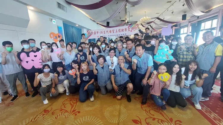 陳其邁與學生合照。凃建豐攝