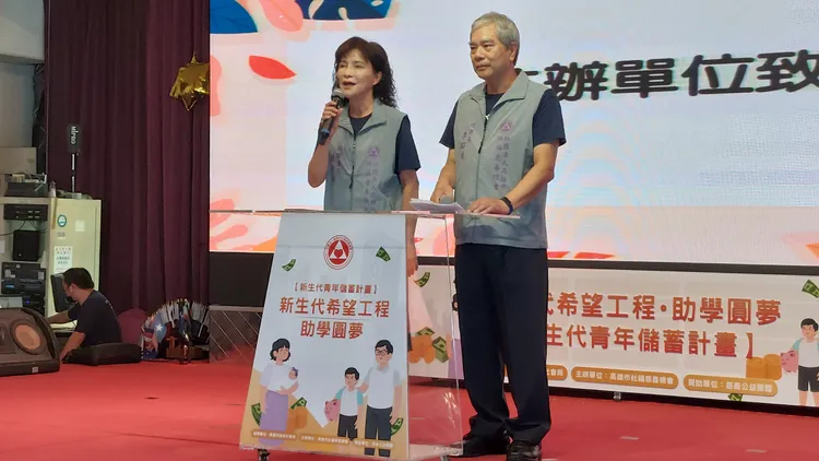 高雄市社福慈善總會理事長李昭揚(右)表示，助學脫貧會根據學生需求，提供各種費用，讓學子能安心就學。凃建豐攝