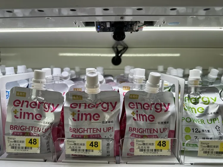 X-STORE 7 安裝超過30個影像追蹤感應器，智能貨架也搭載逾1300個重量感測器，與超過3000組多重感測器，過程中透過AI、IOT組成的AIOT多重感測系統，進行人流熱點分析、確認購物需求，打造智能消費體驗。中央社