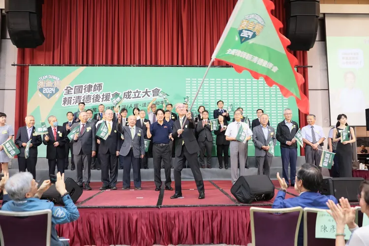 賴清德授旗給陳彥希總會長。賴競辦提供