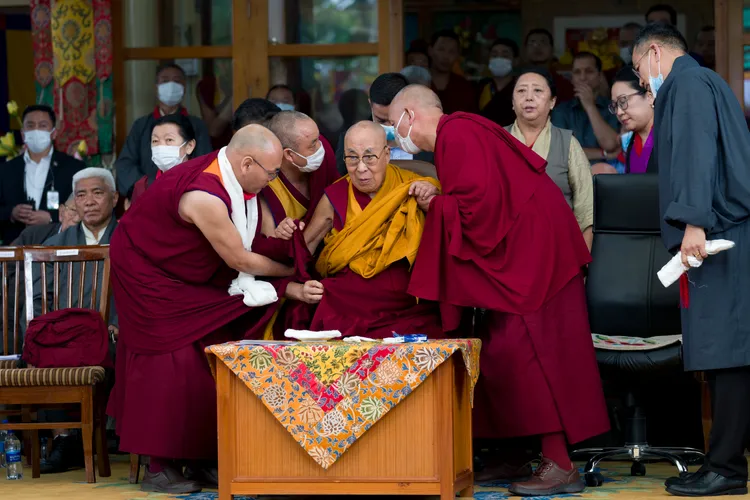 眾人扶持達賴喇嘛。美聯社