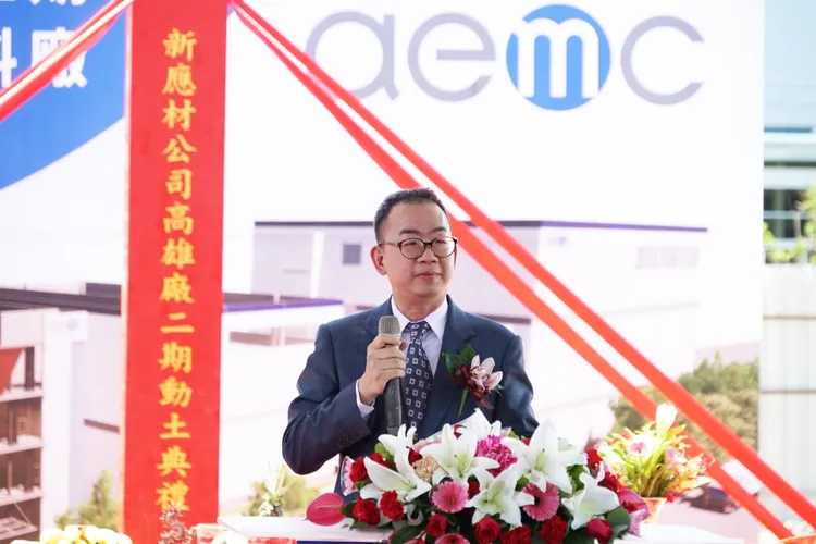 新應材詹文雄董事長表示，高雄廠二期動工後，將成為台灣半導體先進製程材料的領頭羊。經發局提供