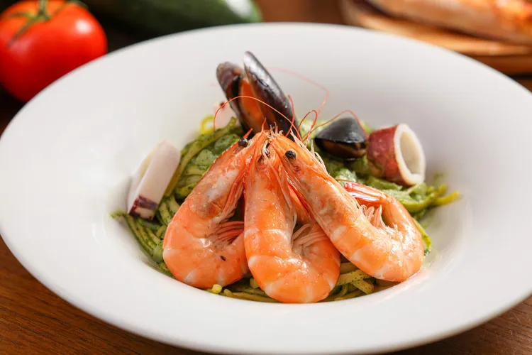 蒜味青醬海鮮圓麵則嚴選進口的微甜風味羅勒，並搭配漁港直送的海鮮，再拌炒九層塔、橄欖油、松子、堅果等香味十足的食材，饕客不可不嚐。義饗食堂提供