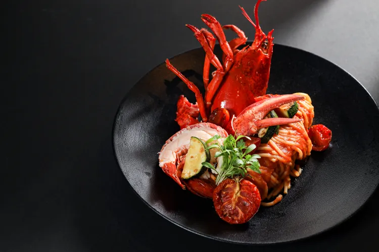 義饗食堂全新菜單主打「龍蝦義大利麵」，靈感取自於晶華酒店西餐廚房，首3日祭出套餐享買一送一優惠，平均每人僅490元，限量每日40組。義饗食堂提供