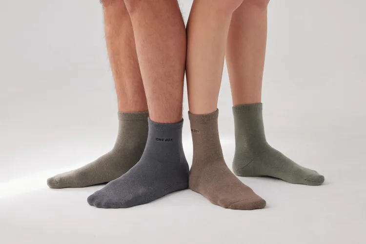 ONE BOY「石墨烯中筒除臭襪｣經 SGS 檢測消臭率達 99% 、熱逸散達 A 等級，散熱效果絕佳。