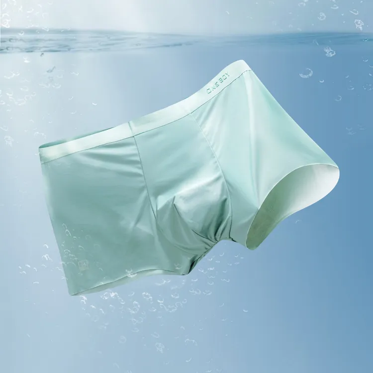 ONE BOY「冰科技四角內褲｣經 SGS 檢測 Q-MAX 值達 0.324，採彈力面料兼具柔軟膚觸與彈性薄感。