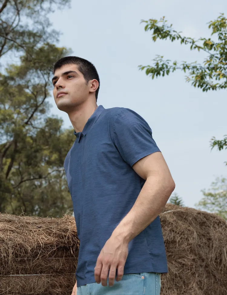 ONE BOY 「冰鋒 POLO 衫｣經 SGS 檢測 Q-MAX 值達 0.428，採用無縫熱壓技術，提供舒適穿著體驗。