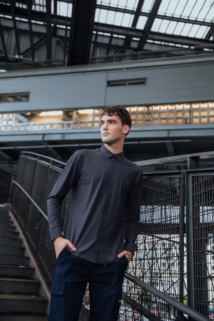 ONE BOY 「冰鋒長襯衫｣經 SGS 檢測 Q-MAX 值達 0.204，可應用於正式場合及休閒穿搭等多元情境。