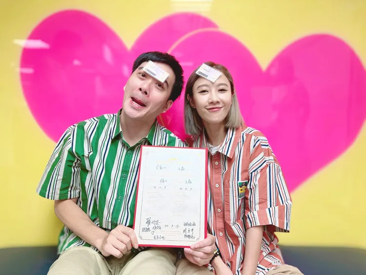 方宥心（右）和王為現在是夫妻了。文子提供