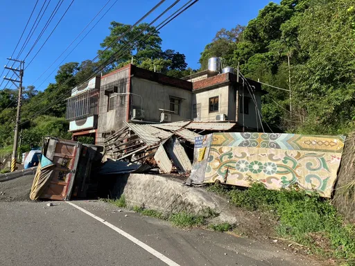 大貨車駕駛精神不濟撞民宅　好加在！牆倒人無恙