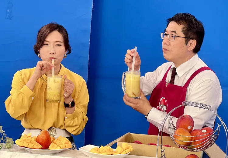 打成芒果冰沙現喝，令電視機前的民眾凍未條。市府提供