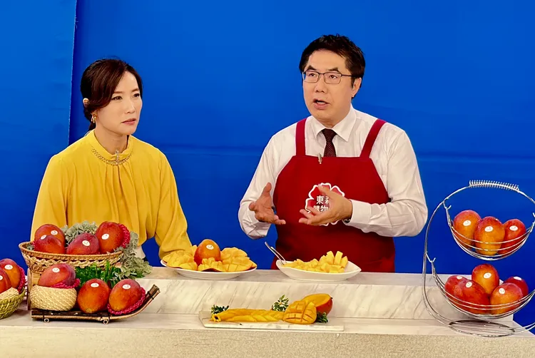 黃偉哲介紹南化愛文的好，強調是外銷等級。市府提供