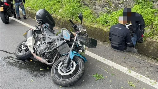 影片曝光！重机骑士阿里山公路过弯自摔　路过护理师CPR仍救不回