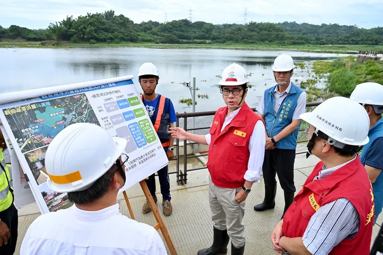 陳其邁視察仁武和大社區交界觀音湖，掌握防汛整備工作。水利局提供