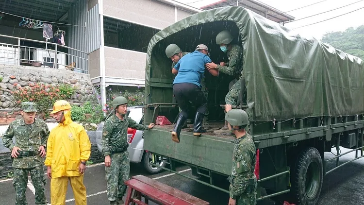 國軍協助山區民眾撤離。第四作戰區提供