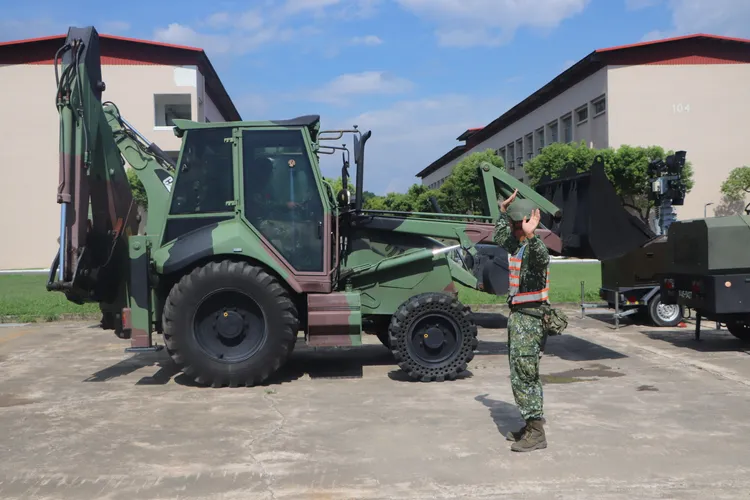 軍方備妥機具防災。第四作戰區提供