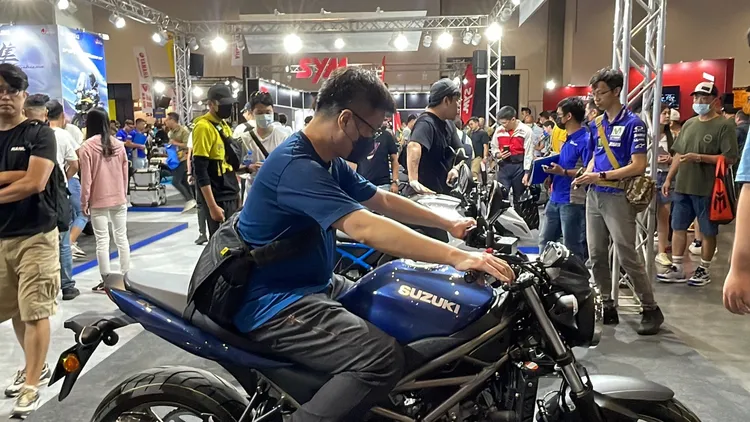 現場參觀民眾爭相體驗新車魅力。林浩昇攝