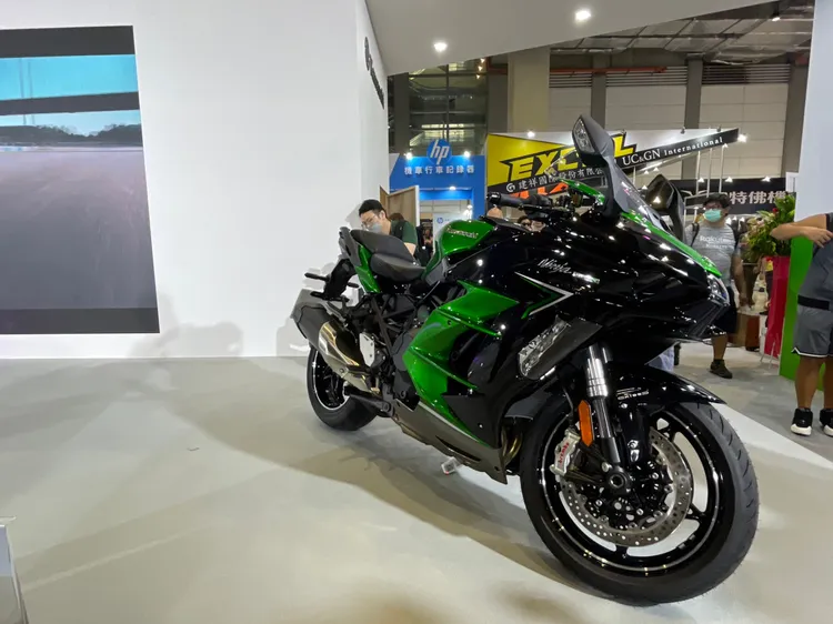 Kawasaki展出的Ninja H2 SX SE機械增壓跑旅車。林浩昇攝