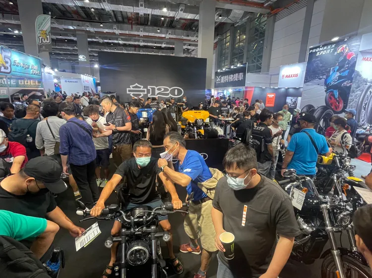 首日開幕中午期間，哈雷機車展區人潮就擠得水洩不通。林浩昇攝