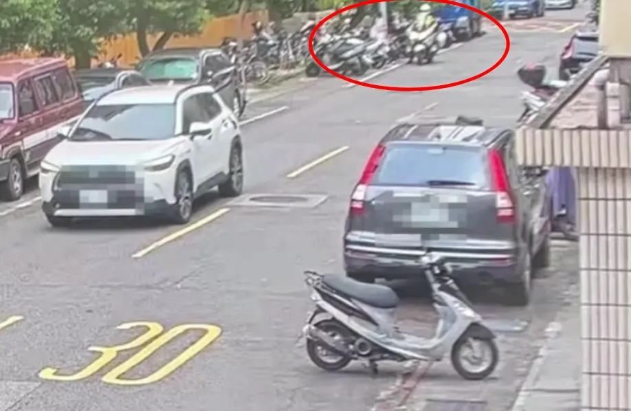 張姓警員攔查女子。翻攝畫面