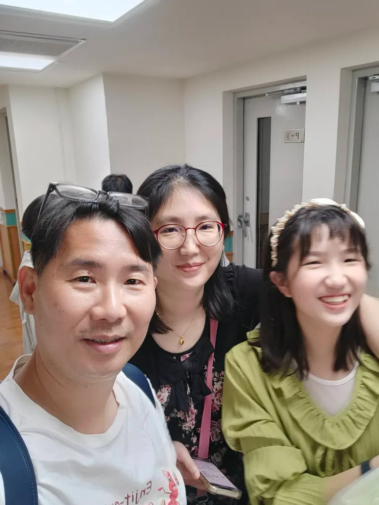 來自馬來西亞的吳振南、太太陸淑平及女兒吳若瑜一家三口。翻攝畫面