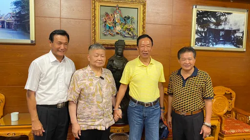 郭台铭参拜大甲妈祖又拜关公　密会颜清标后说了这些话