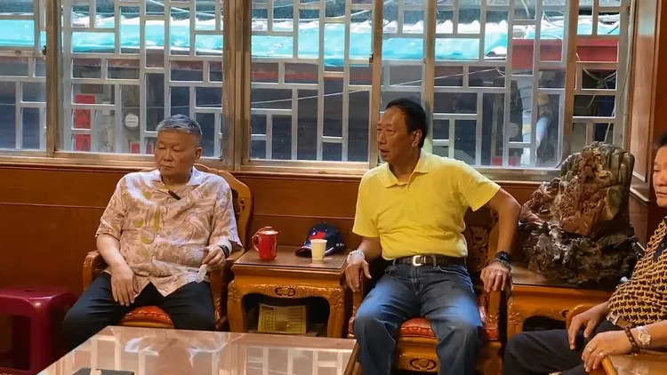 顏清標在貴賓室接待郭台銘，未開放媒體進入。鎮瀾宮提供