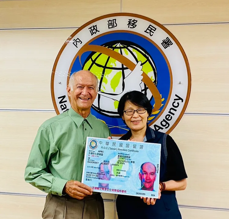 移民署南區事務大隊嘉義市服務站黃艷薰主任頒發賴尚基先生馬偕計畫註記的永久居留證。翻攝畫面