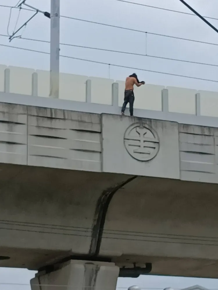 移工站在高架橋上。民眾提供