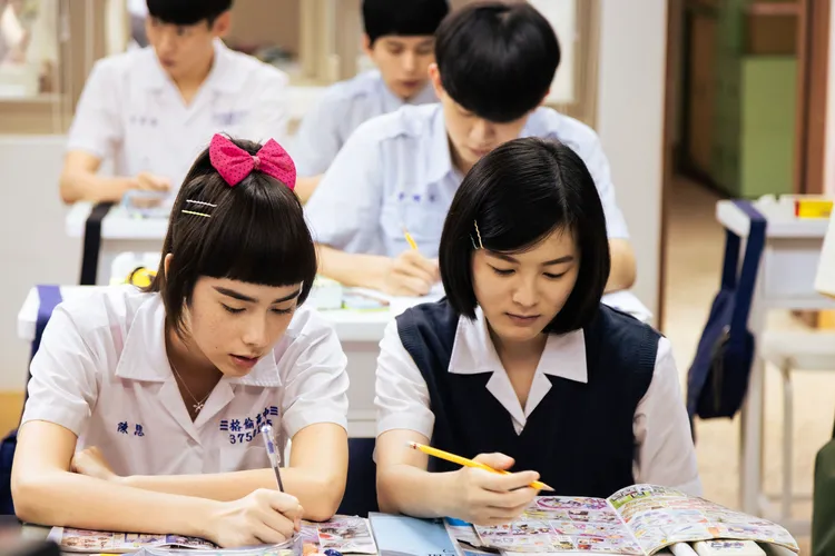 林奕嵐（左）邊拍片邊體驗在補習班上課的情形。華納兄弟提供